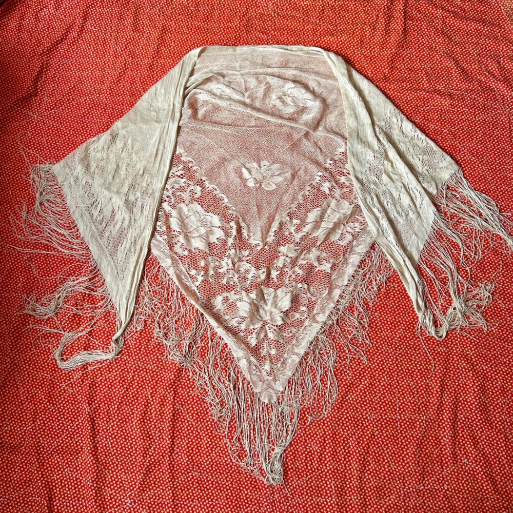 Vintage 70s Cream Floral Lace Triangle Shawl Fringe Wrap Scarf Coquette Twee